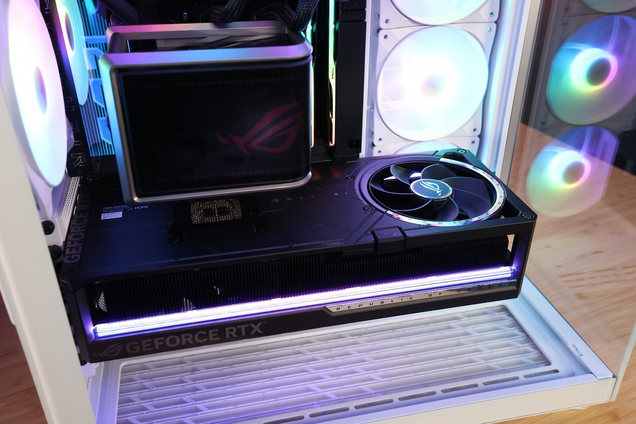 [24/09/2025] Die Asus Astral RTX 5090 BTF bezieht ihre Energie direkt über den zusätzlichen Slot am Mainboard.