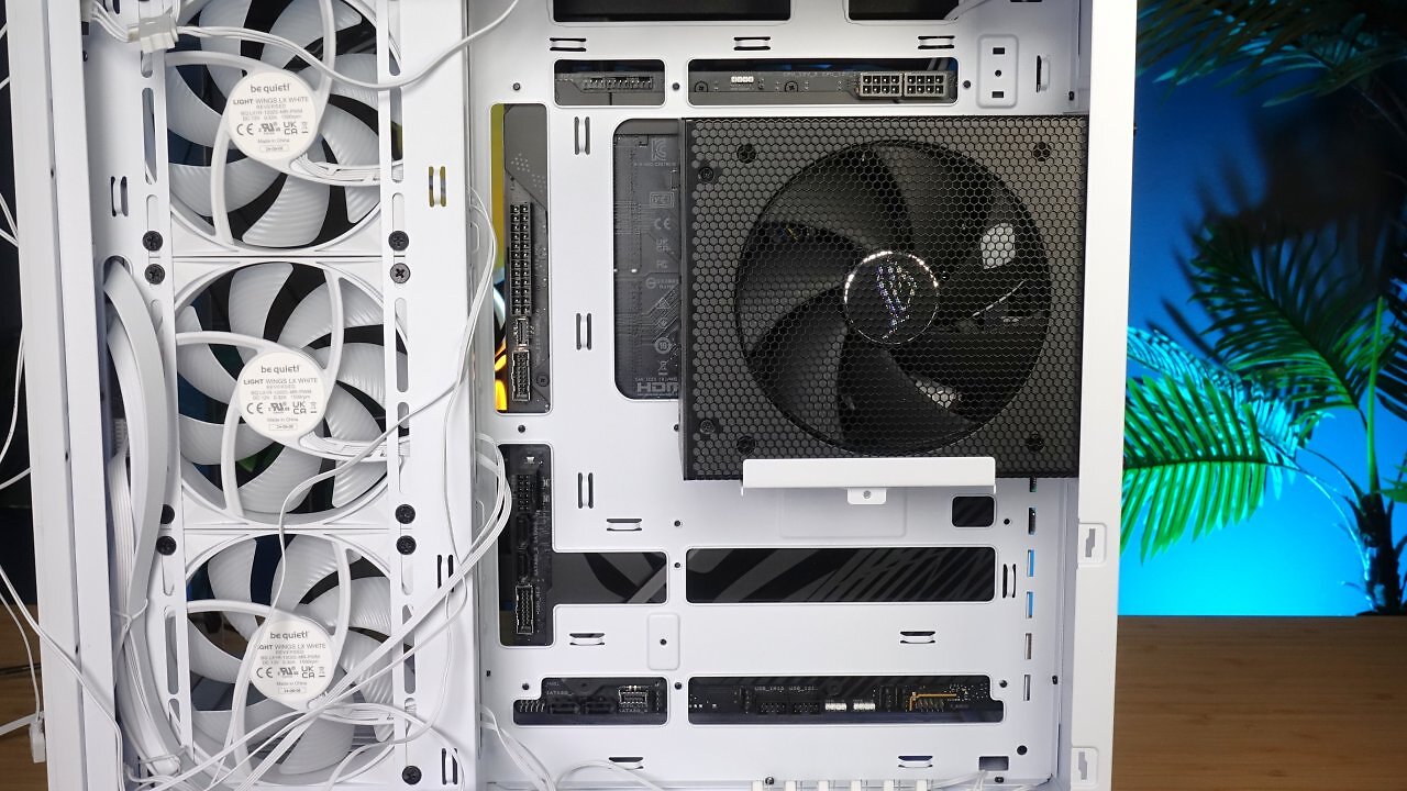 Auf der R&uuml;ckseite des Be Quiet Light Base 600 werden s&auml;mtliche Kabelanschl&uuml;sse des BTF-Systems gef&uuml;hrt.