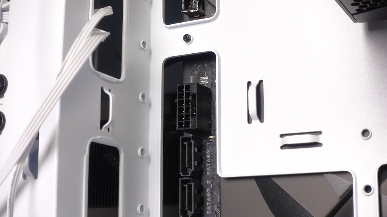 SATA-Anschl&uuml;sse sitzen beim Crosshair X870E Hero BTF verdeckt hinter dem Tray des Light Base 600.