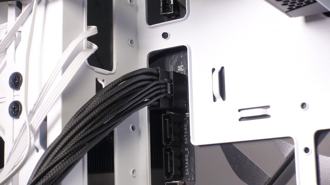[23/09/2025] Statt im Sichtfeld zu hängen, verschwindet der 600-W-Anschluss hinter dem Mainboard-Tray.