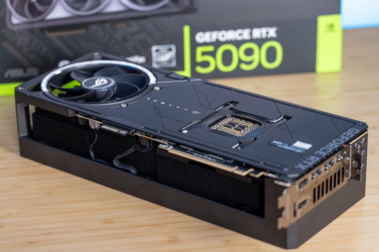 Astronomisch und kabellos? Asus ROG Astral RTX 5090 BTF im Test (4)