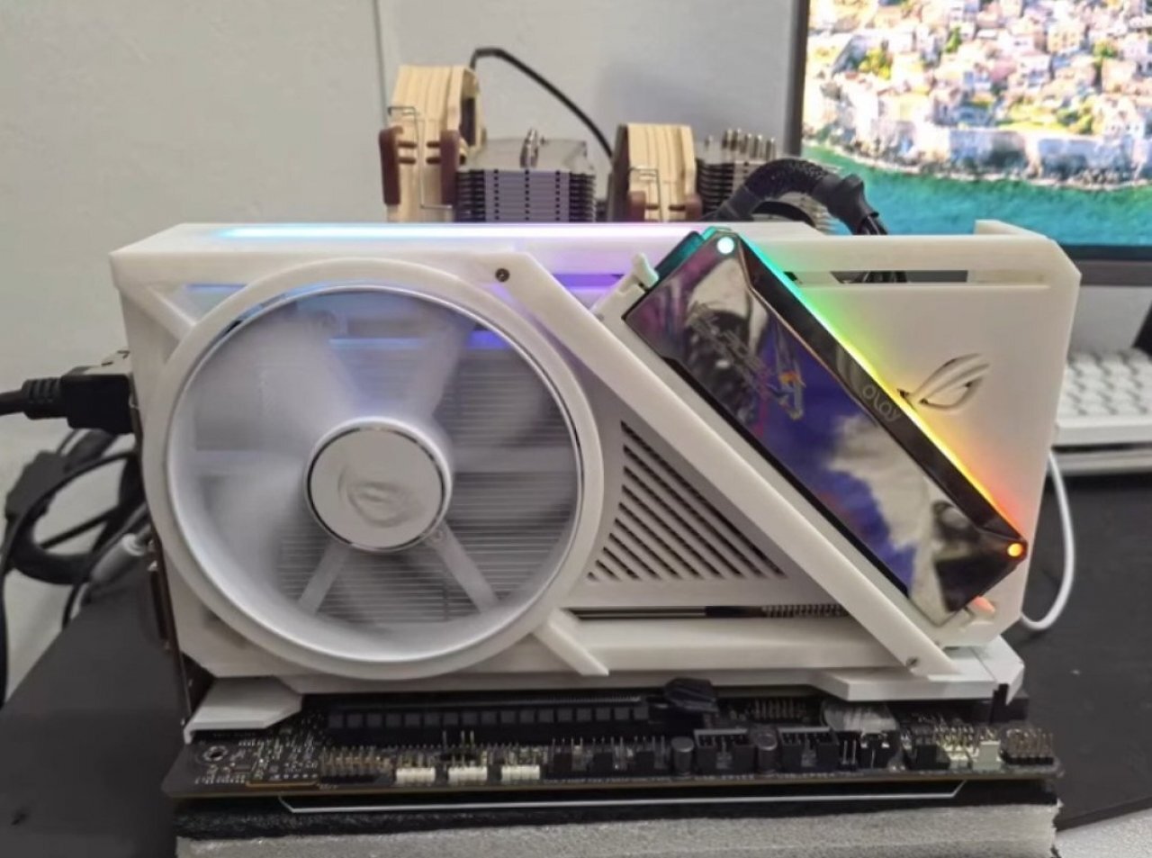 [04/09/2025] Eine der beiden ungewöhnlichen RTX-4090-Mods gibt der GPU einen RAM-Slot mit - aber nur für die bunte Beleuchtung.