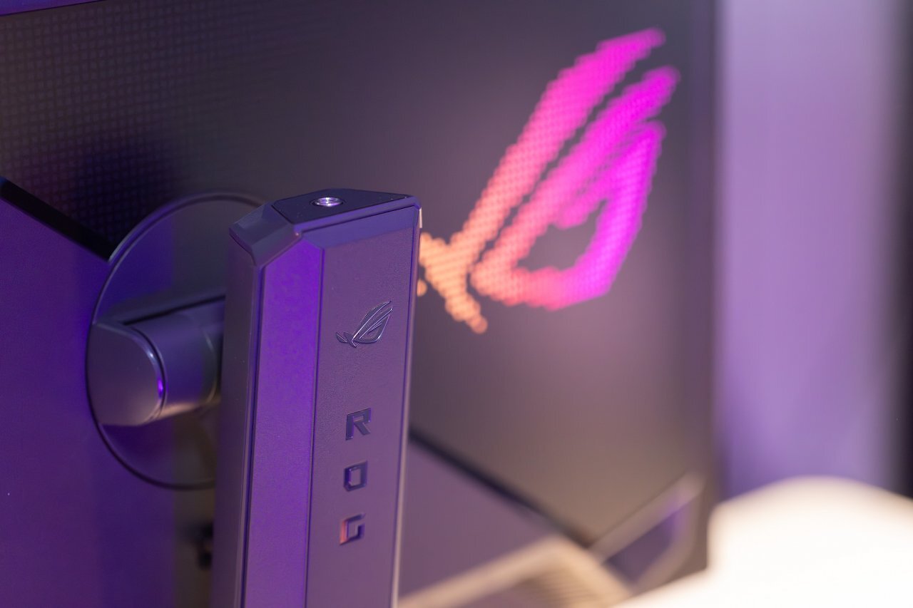[22/09/2025] Natürlich darf eine vielfarbige RGB-Beleuchtung bei einem Asus-Monitor mit Gaming-Fokus nicht fehlen. Das grimmige, leuchtende Eulenauge kann aber natürlich auch deaktiviert werden.