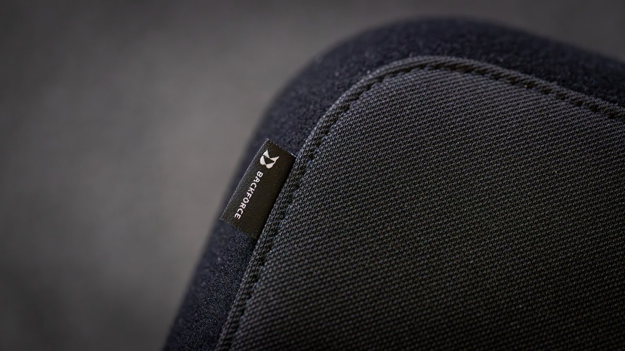 [22/09/2025] Der Bezug des Backforce Mate besteht aus recyceltem PET-Stoff und ist nach Öko-Tex 100 sowie GRS zertifiziert.