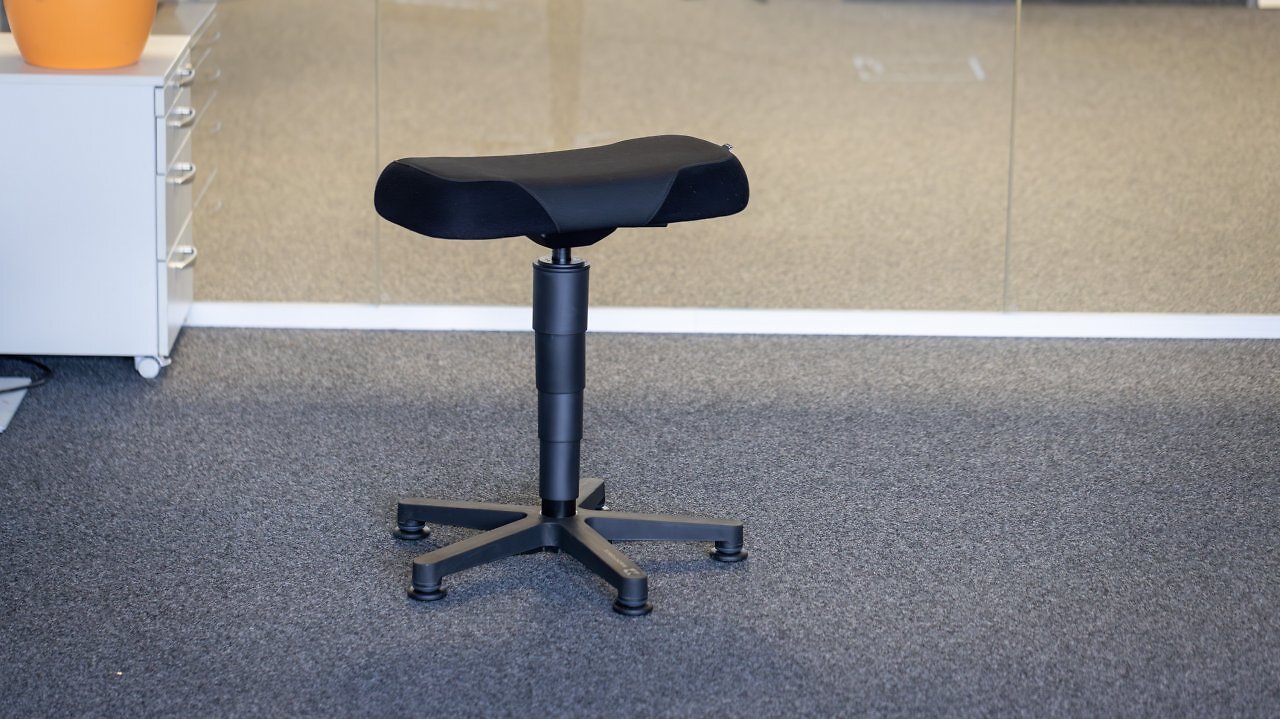 [22/09/2025] Der kompakte Hocker von Backforce kann als Fußstütze oder zusätzliche Sitzgelegenheit genutzt werden.