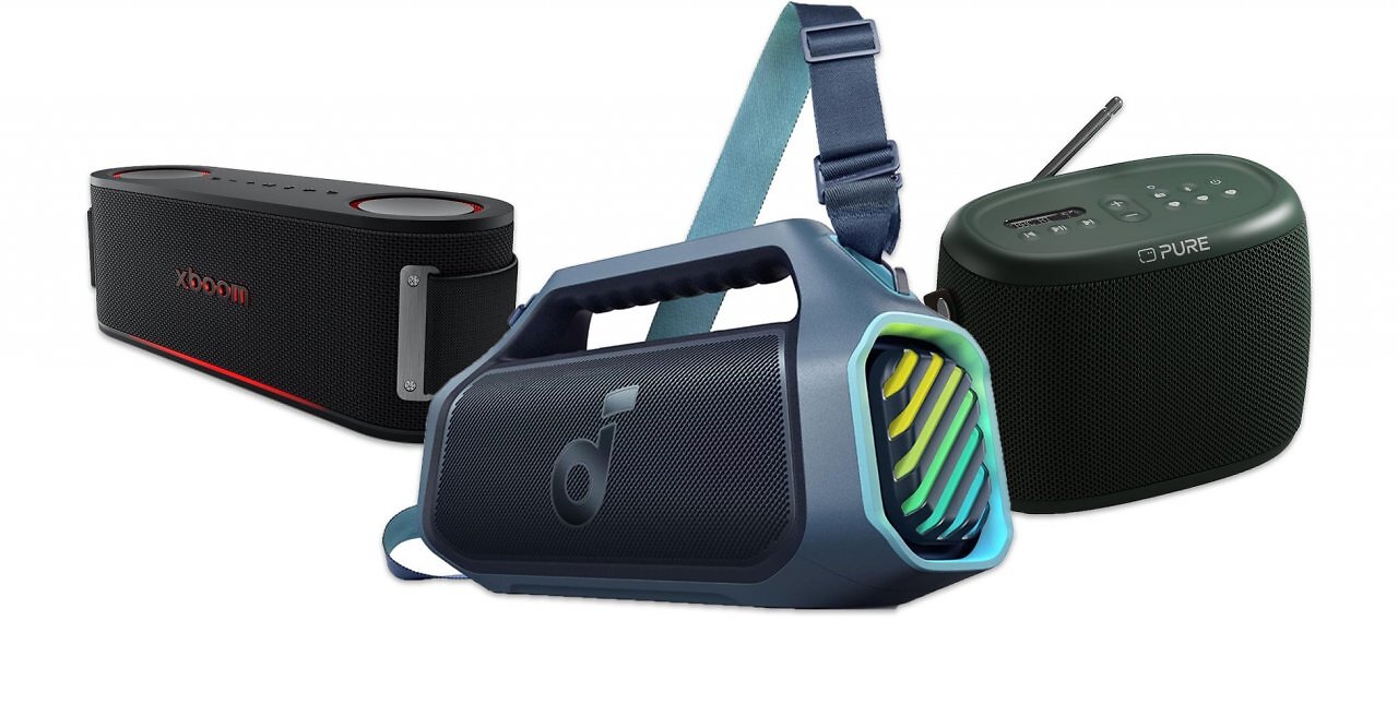 Drei verschiedene BLuetooth-Lautsprecher vor weißem Hintergrund.