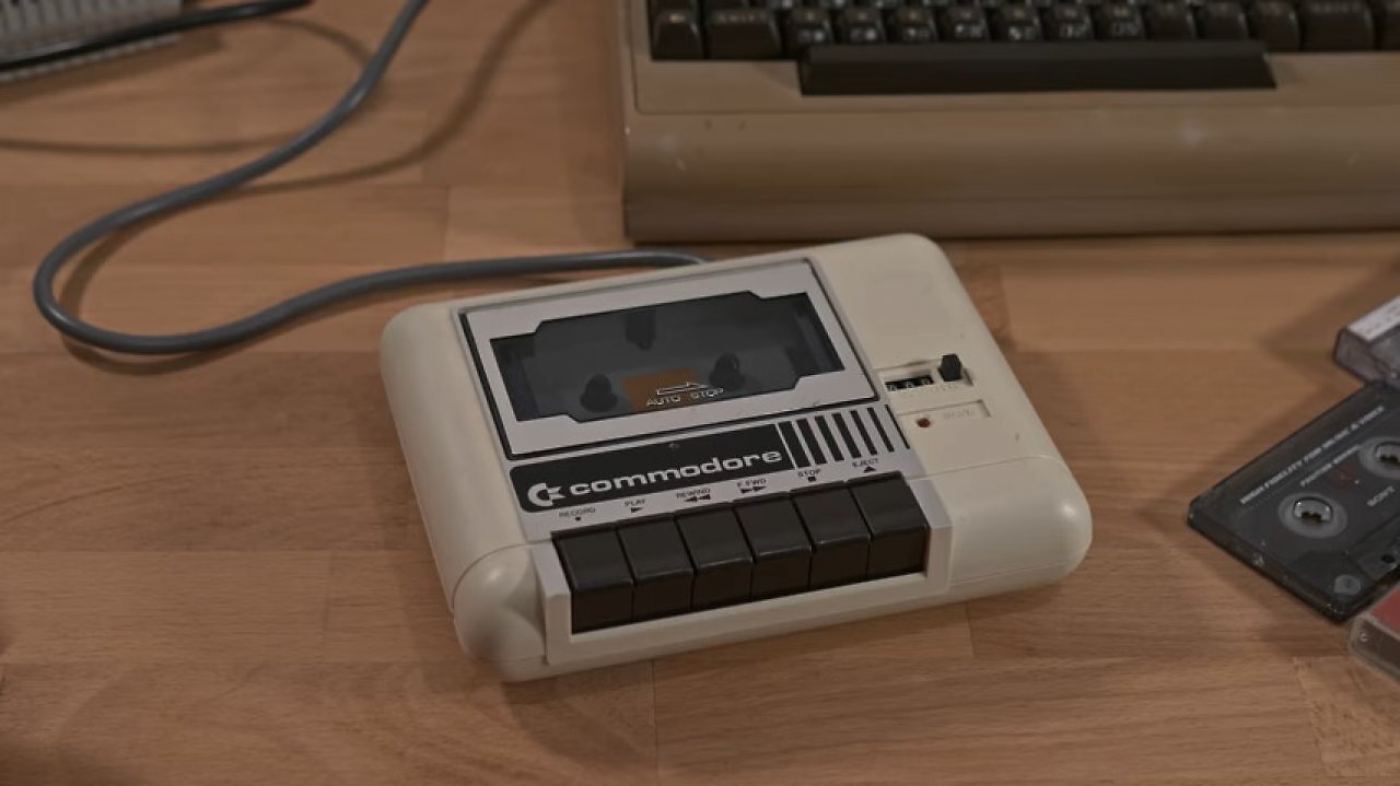 [03/09/2025] C64-Datasette neu erfunden: Technik-Youtuber baut Mikrokassetten-Laufwerk
