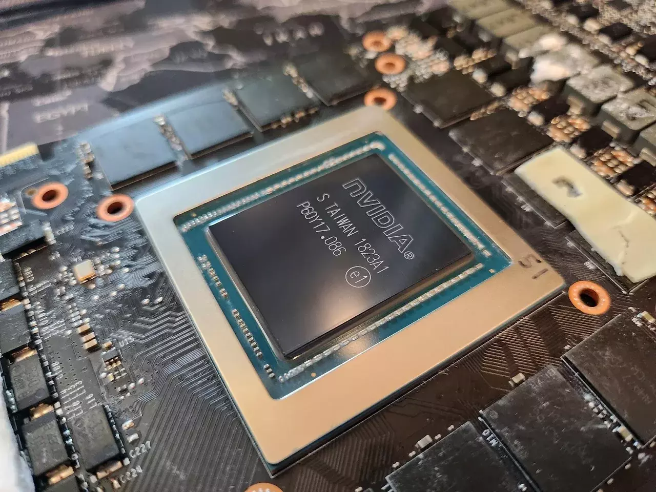 [16/09/2025] Geforce GTX 2080 Ti - GPU ohne Bezeichnung.