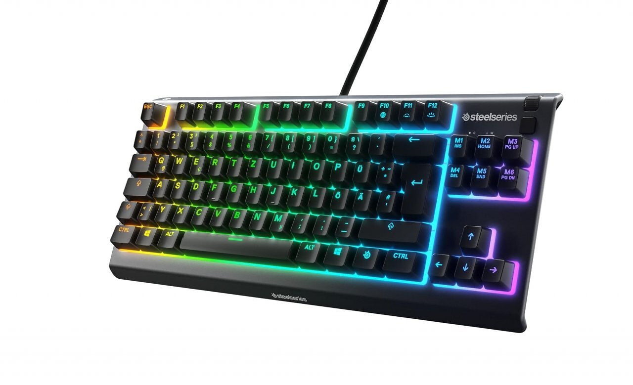 [30/09/2025] Die Steelseries Apex 3 für aktuell 40 Euro ist eine der wenigen Gummidom-Tastatur, die kein Full-Size-Format hat. Hier fehlen der Nummernblock und noch 2 Mittelblocktasten. Alternativ gäbe es in dem Format noch die Corsair K55 Core TKL RGB für ca. 40 bis 50 Euro.