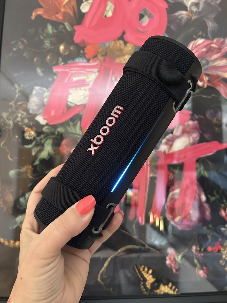 Eine Hand hält eine Bluetooth Box