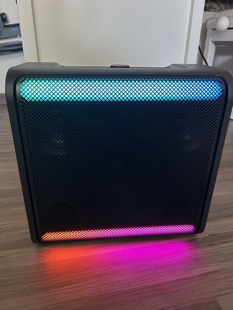 Eine Bluetooth Box auf dem Boden