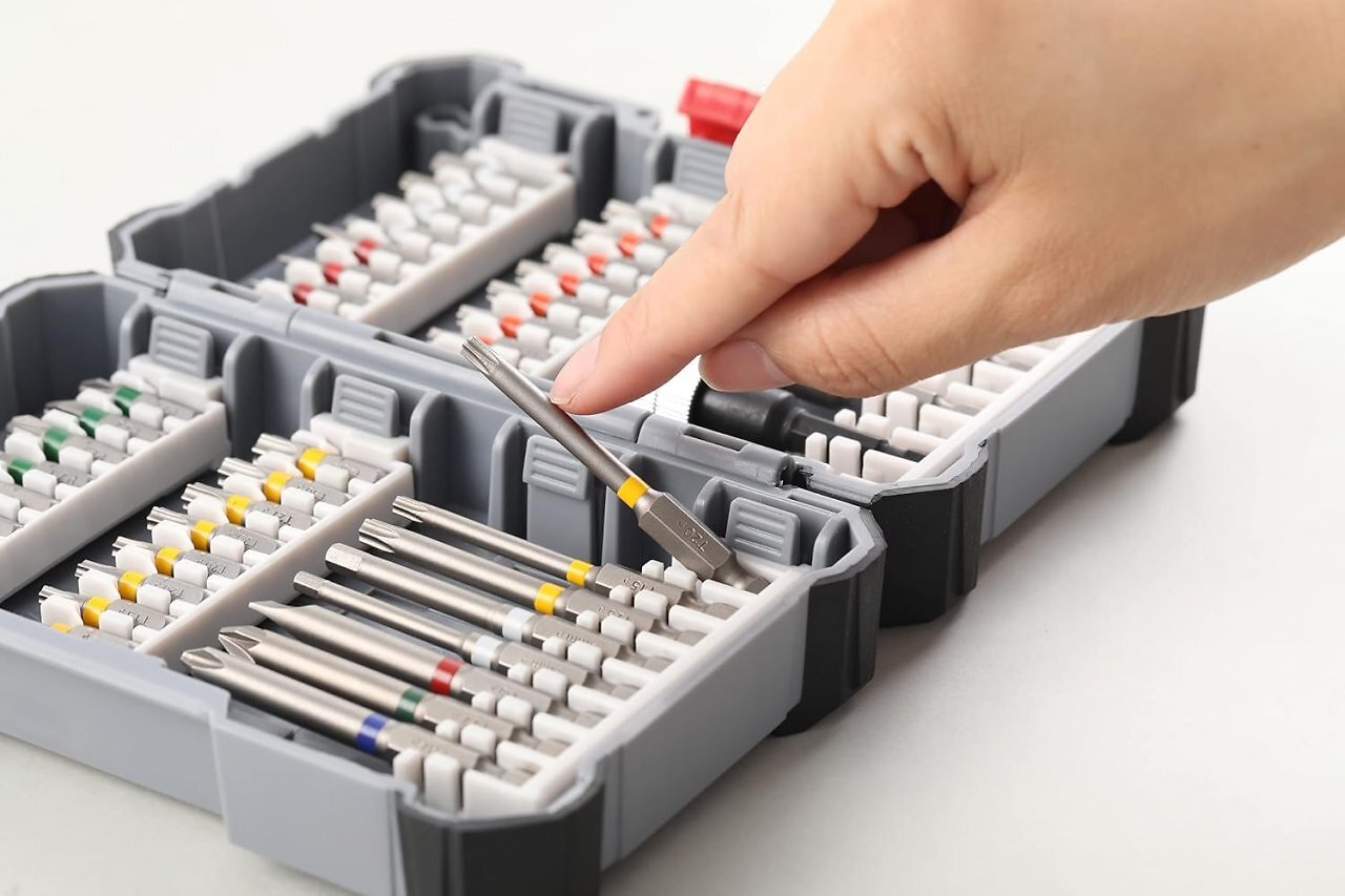 Sogar lange Bits enthält das Bit-Set von Bosch Professional. Es ist neben anderen Werkezugen von Wera und Hazet günstiger als anderso.