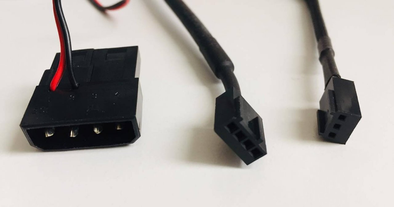 PC-Lüfter: die unterschiedlichen Anschlussarten 4-Pin und 3-Pin in Nahaufnahme
