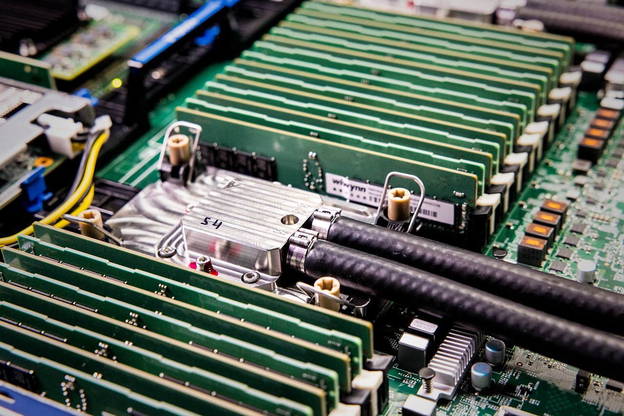 [24/09/2025] Microsofts Mikrofluoidik-Kühler im Einsatz.