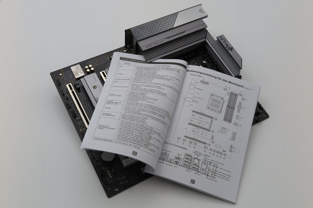 [26/09/2025] Sapphire Nitro+ B850A WiFi7: Dass man während des Zusammenbaus in einem physischen Handbuch nachschlagen kann, ist ein willkommener Unterschied zu etablierten Mainboard-Marken.