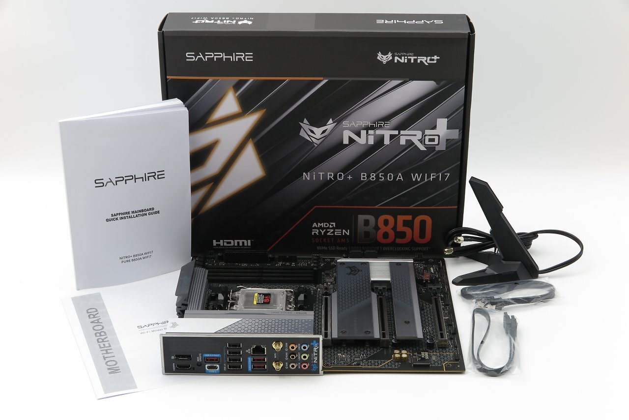 [26/09/2025] Sapphire Nitro+ B850A WiFi7: Der knappe Packungsinhalt passt zu einem Preis-Leistungs-Angebot.