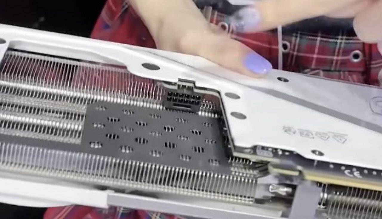 [30/09/2025] Verstecktes Kabel: MSI bringt 12V2×6 im Grafikkartenkühler unter
