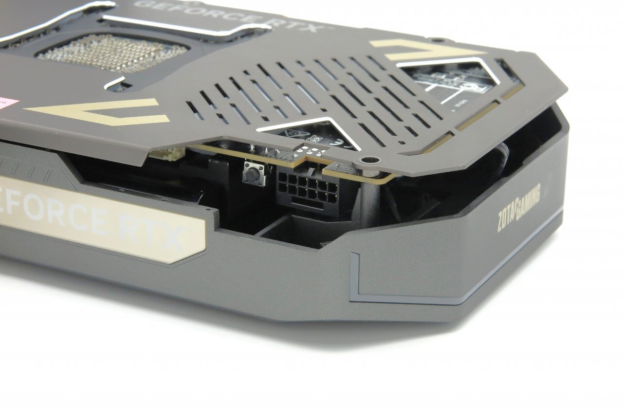 [30/09/2025] Zotac Gaming RTX 5090 Arcticstorm AIO Stromstecker