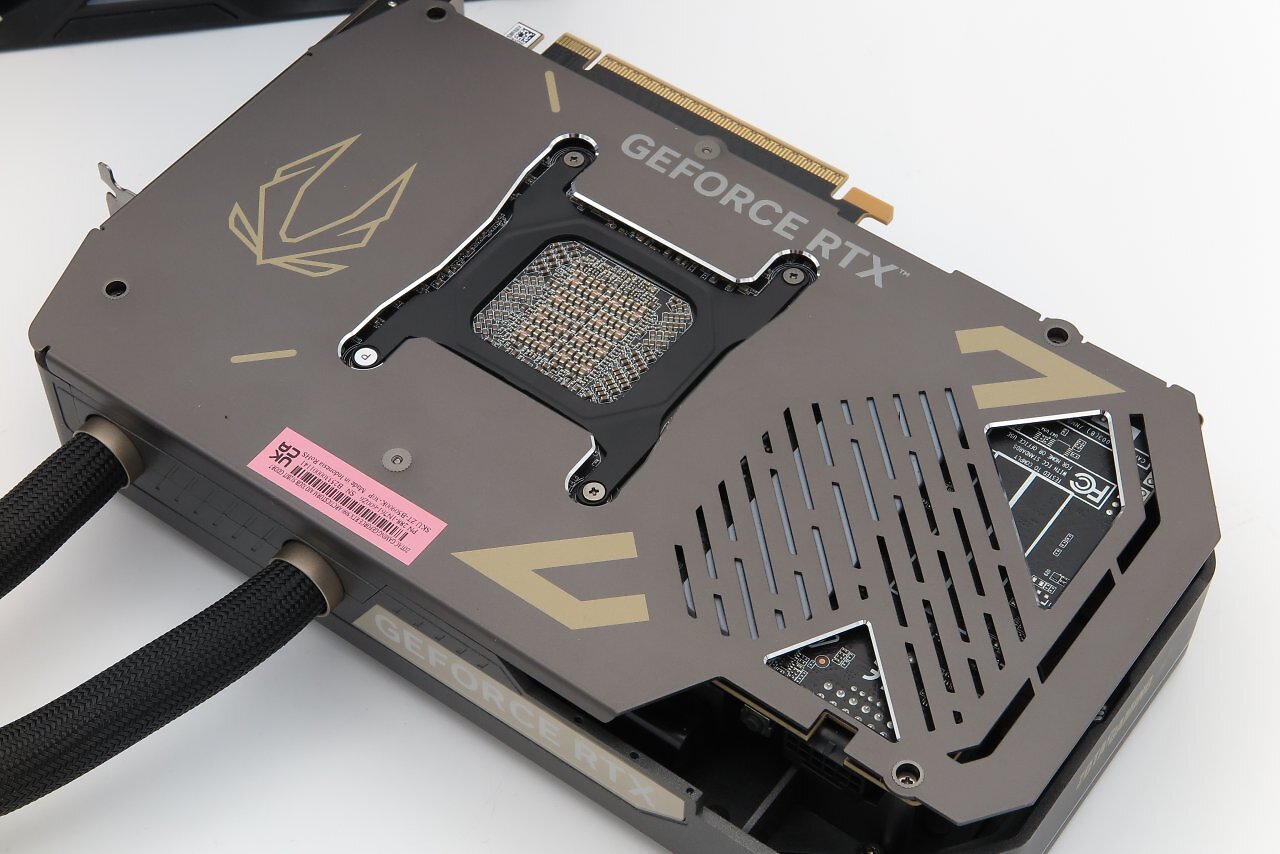 [30/09/2025] Zotac Gaming RTX 5090 Arcticstorm AIO Backplate
