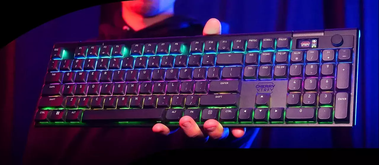 [26/09/2025] Cherry präsentiert neue Low-Profile-Tastatur für Spieler mit Drehknopf, LCD-Display und mehr