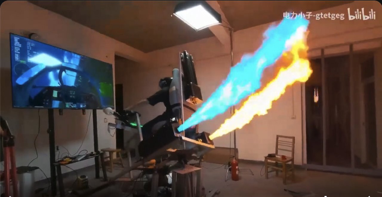 [13/09/2025] Realismus auf die Spitze getrieben: Selbstgebauter Kampfjet-Simulator sieht gefährlich aus