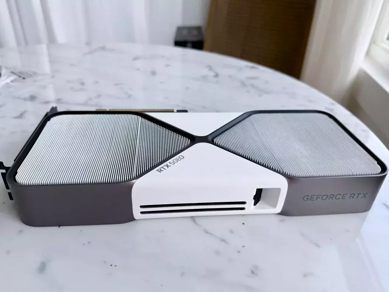 [26/10/2025] Geforce RTX 5080 White Mod (1)