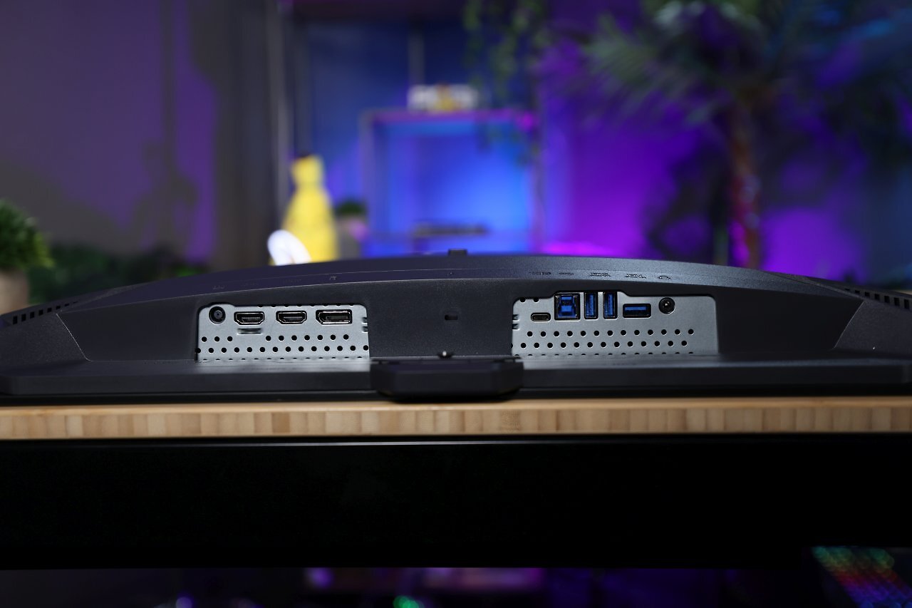 [13/10/2025] Bei den Anschlüssen bietet der Asus ROG Strix OLED XG32UCWMG recht umfangreiche Optionen. Weder HDMI 2.1 noch DP 1.4 bieten jedoch ausreichend Bandbreite für ein unkomprimiertes Bild bei voller Darstellungsqualität. DSC ist für beide Anschlüsse Pflicht. Eine DP2.1-Verbindung hätte dem Monitor gut gestanden.