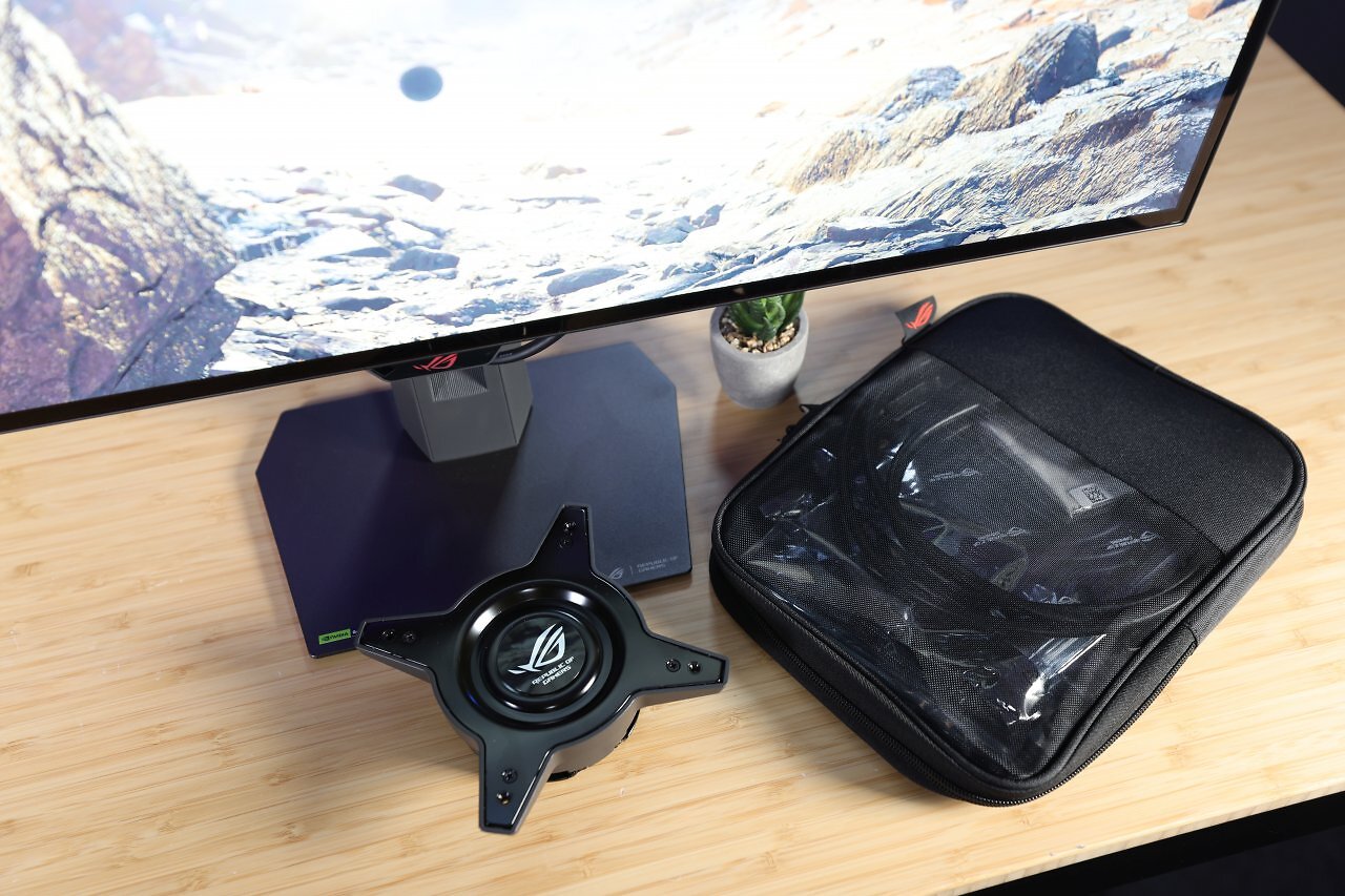 [13/10/2025] Der Asus ROG Strix OLED XG32UCWMG kommt mit recht umfangreichen Extras. Neben einer Kabeltasche für die beigelegten Strippen, einem Putztuch und einem VESA-Adapter sind außerdem Features wie G-Sync Compatible und Freesync Premium Pro an Bord.