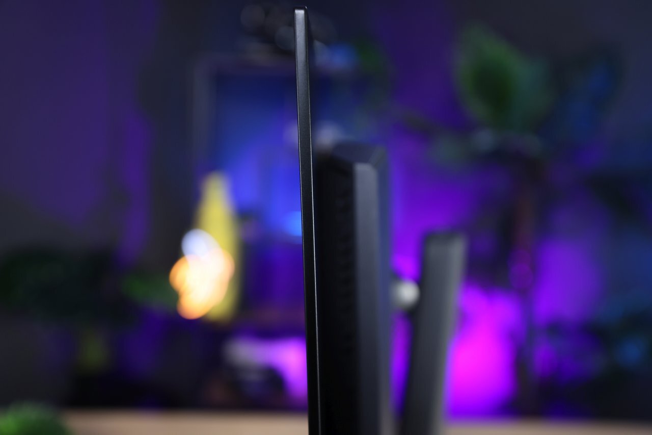 [13/10/2025] Der Asus ROG Strix OLED XG32UCWMG bietet ein sehr schlankes, 