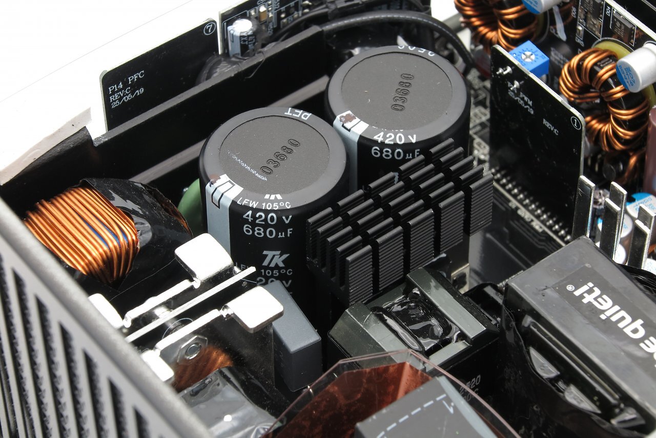 [28/10/2025] Verbaute Primärkondensatoren: 2× TK (Japan) LFW 420 V 680 µF (105 °C)