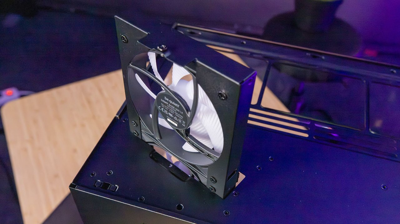 Die seitliche Lüfterschublade des Light Base 500 LX erfordert beim ersten Ausbau etwas Fingerspitzengefühl, lässt sich danach aber leichter handhaben.