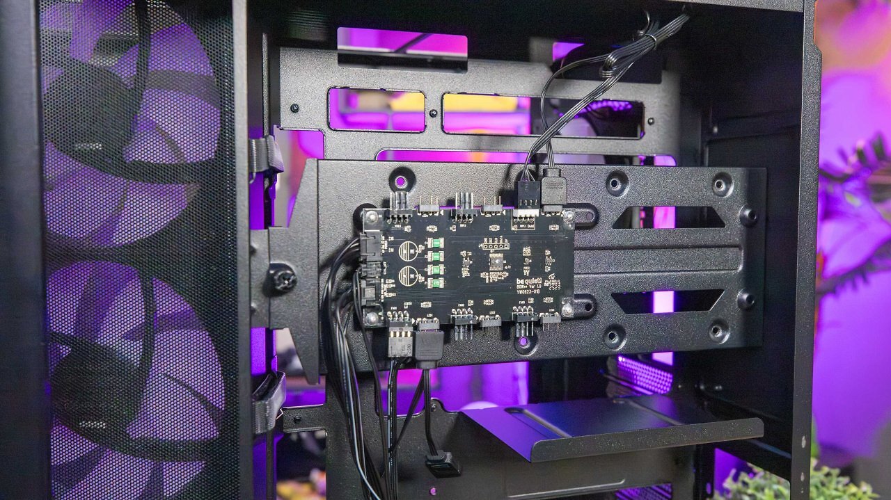 [02/10/2025] Der integrierte Lüfter- und ARGB-Hub sitzt an der Laufwerksspange und blockiert dadurch einen vorgesehenen HDD-Slot.