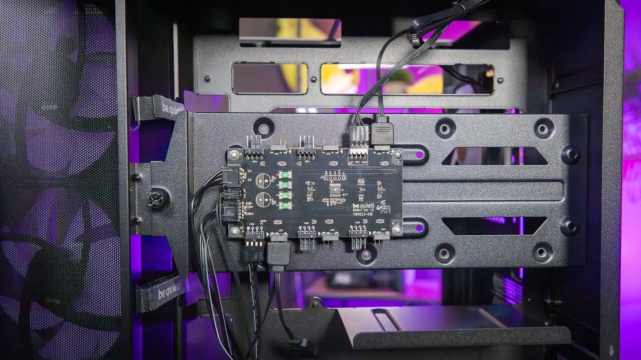 [02/10/2025] An der Spange des Light Base 500 LX lassen sich zwei 2,5-Zoll-SSDs und eine 3,5-Zoll-HDD unterbringen.
