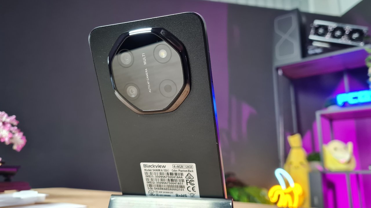 Ein schwarzes Handy auf einem Holztisch.