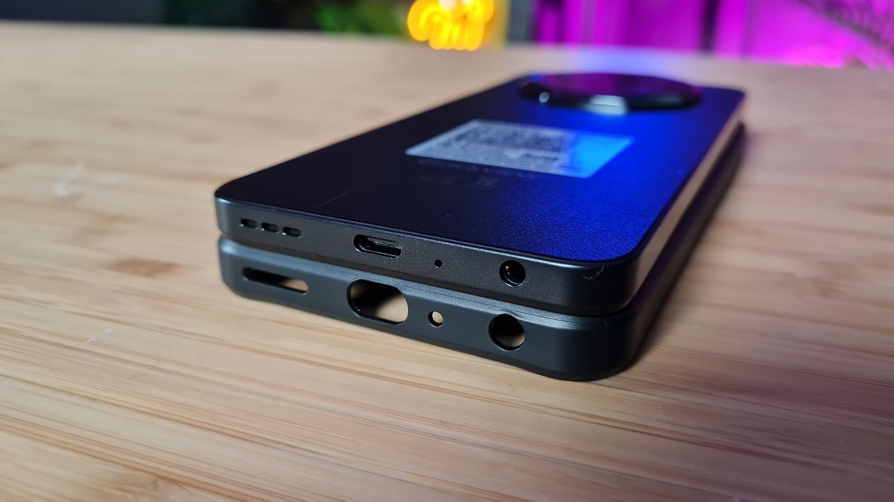 Ein schwarzes Handy auf einem Holztisch.