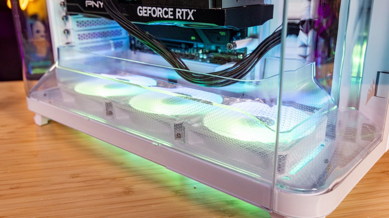 [21/10/2025] Drei 120-mm-Lüfter im Boden übernehmen die Frischluftzufuhr für GPU.