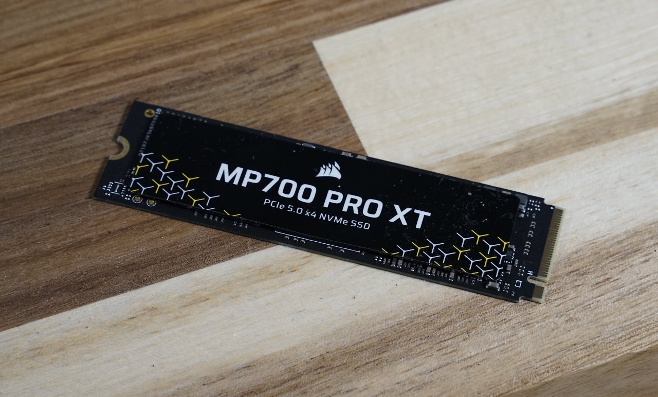 [28/10/2025] Die Corsair MP700 Pro XT wird ohne Heatsink ausgeliefert. Im Test kommt daher der Mainboard-Kühlkörper zum Einsatz.