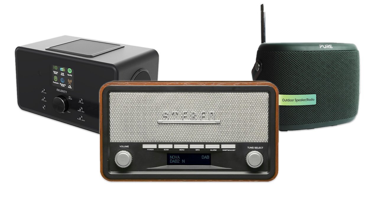 Drei verschiedene DAB+-Radios vor weißem Hintergrund.