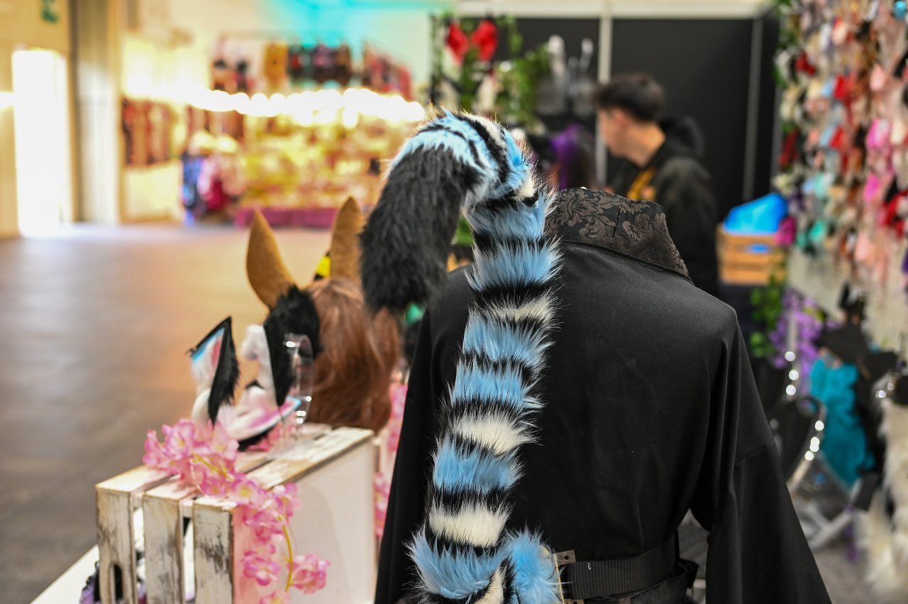 [13/10/2025] An verschiedenen Händlerständen konnte man sich mit verschiedenen Cosplay-Gimmicks eindecken.