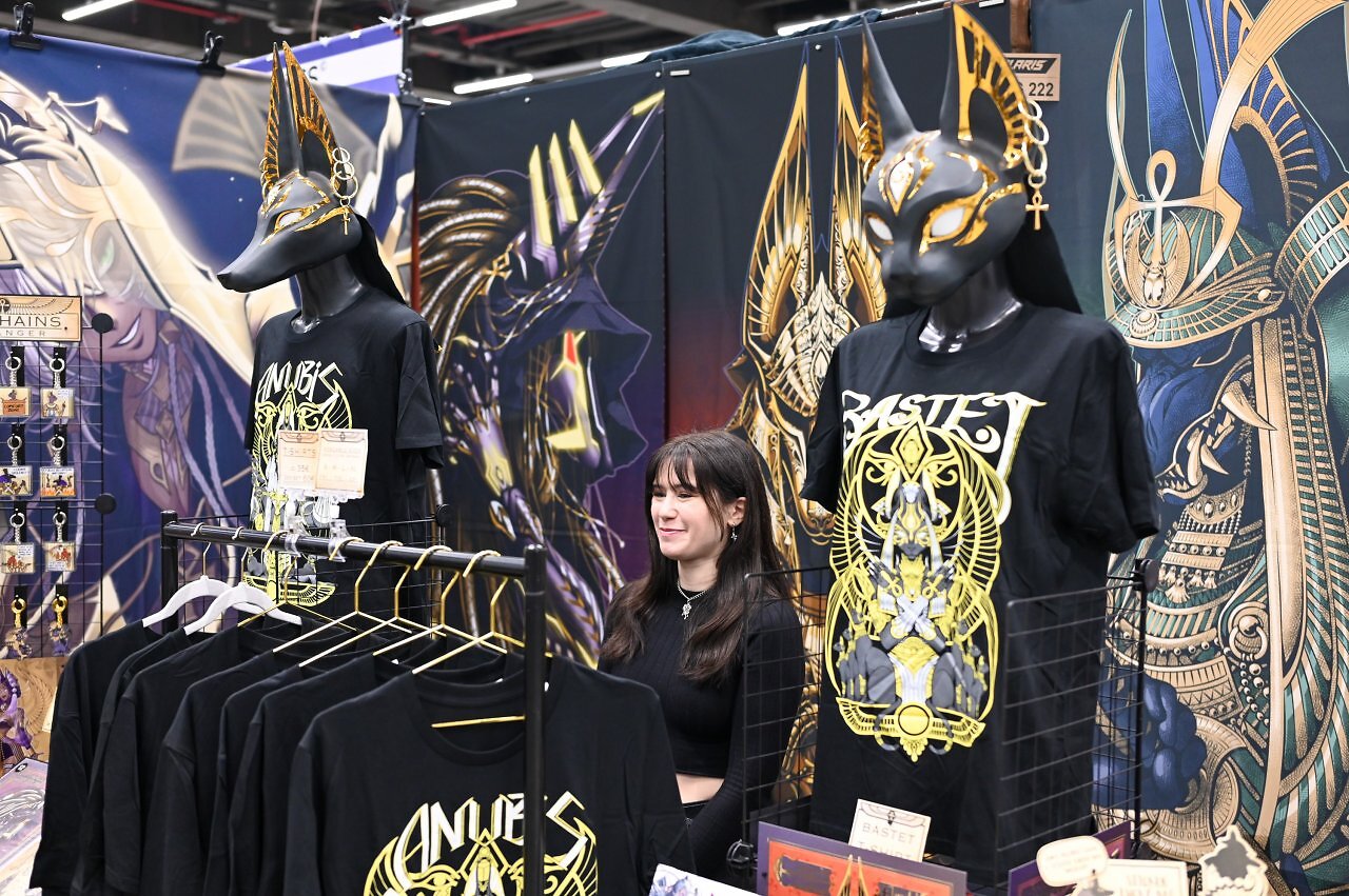 [13/10/2025] Der Merch mit Illustrationen zu ägyptischen Gottheiten machte auch viel her.