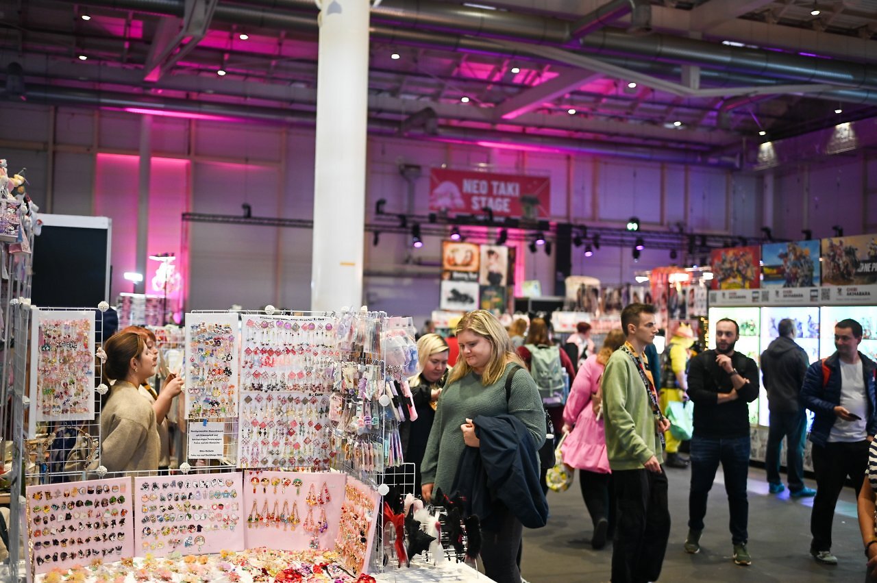 [13/10/2025] Freitags war es in den Hallen von der Besucherzahl her noch recht fluffig aufgestellt, perfekt also für alle, die sich in Ruhe die Stände anschauen wollen!