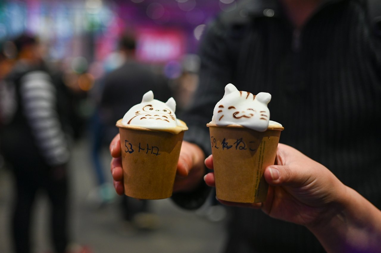 [13/10/2025] Die Schlange vor einem ungewöhnlichen Kaffeestand war recht lang, es wurden live süße kleine Milchschaumfiguren in verschiedener Ausführung kreiert.