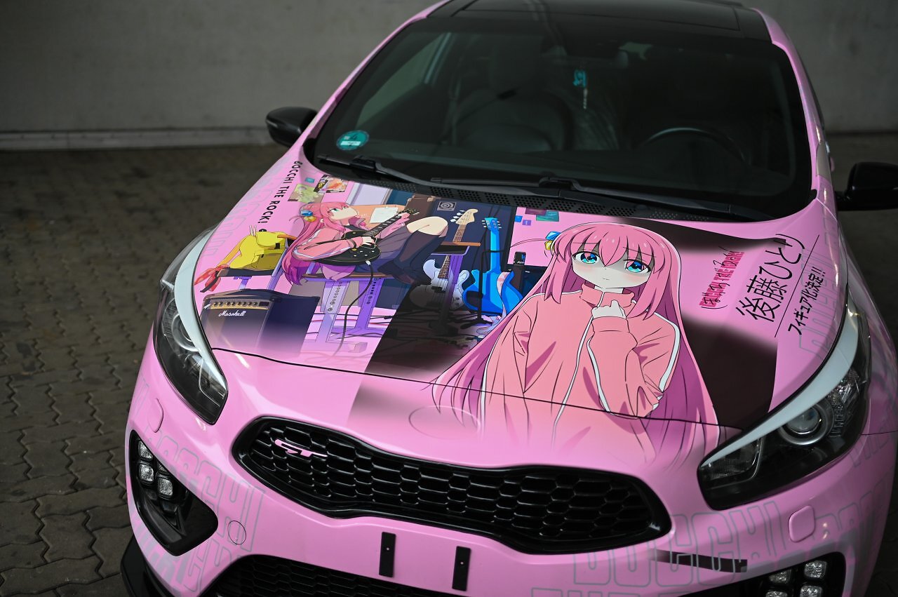[13/10/2025] Wie auch zur Dokomi haben Enthusiasten ihre aufwendig beklebten Autos im Itasha-Stil präsentiert.