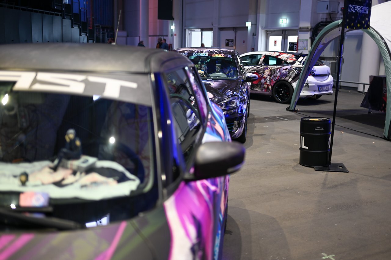 [13/10/2025] Ein paar weitere bunt beklebte Fahrzeuge waren in den Hallen ausgestellt.