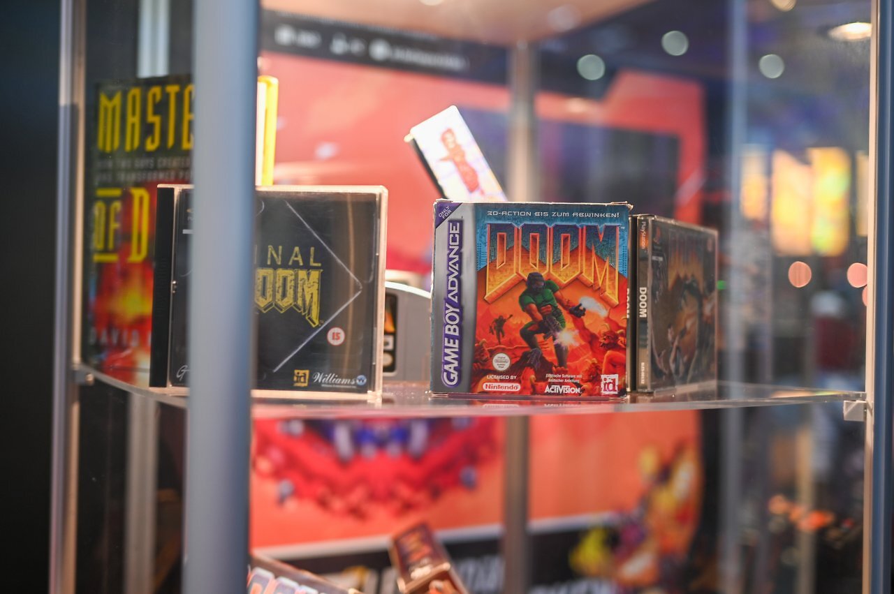 [13/10/2025] Eine ganze Vitrine war gefüllt mit alten Doom-Spielen.