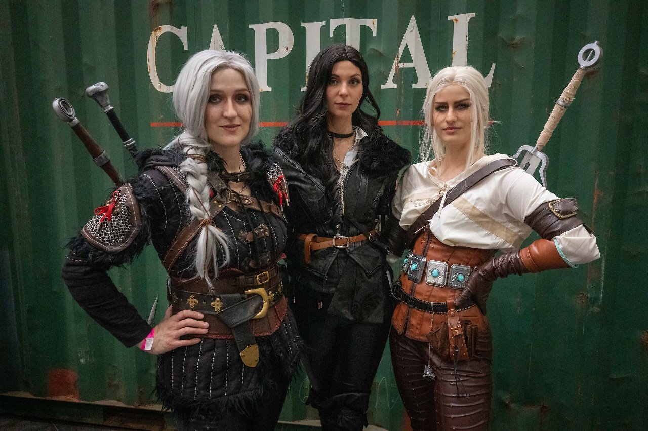 [13/10/2025] Die Cosplayerin erzacosplay hatte auch einen Stand, hier im Witcher Cosplay als Ciri.