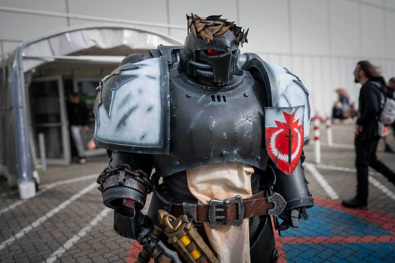 [13/10/2025] Gewaltige Cosplay-Arbeiten wie diese Warhammer-40K-Rüstung brachten andere Besucher zum Staunen.