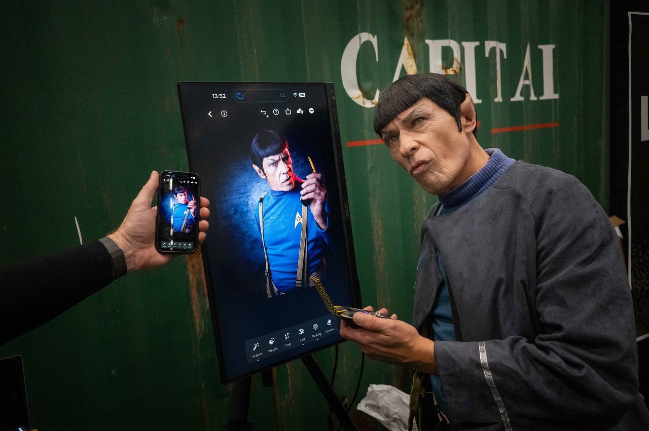 [13/10/2025] Am Fotostand von Adobe Lightroom hat sich unter anderem der Mr.-Spock-Cosplayer germanspock_berlin fotografieren lassen: mit dem Handy! Das Ergebnis konnte sich durchaus sehen lassen.