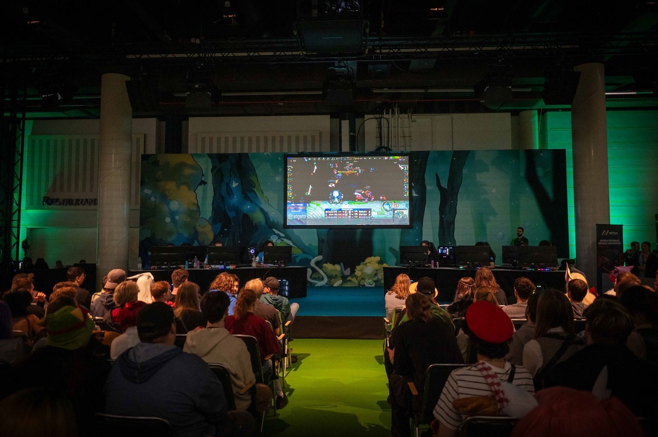 [13/10/2025] Hier zu sehen ist die Footprint Gaming Stage, wo live gespielt wurde.