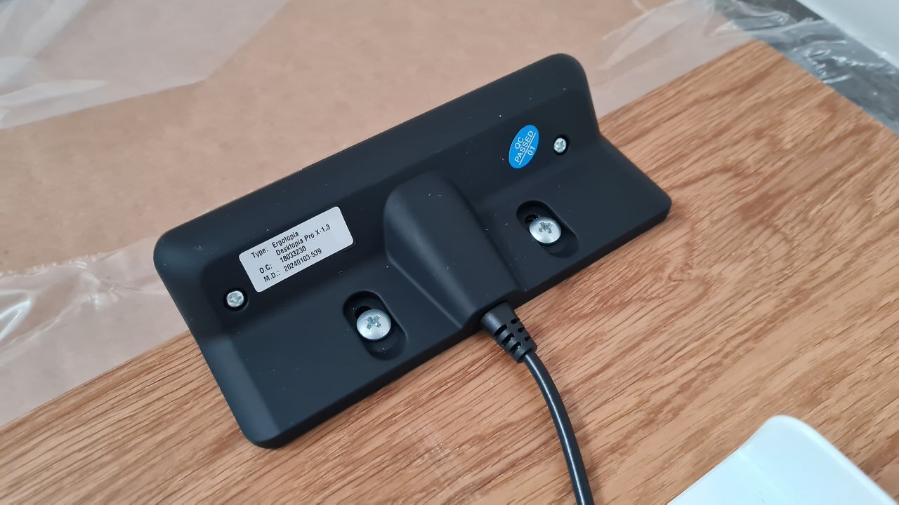 Ein Plastikgerät an einer Holzplatte.